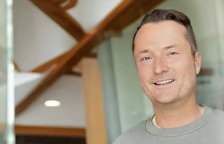 Porträt von Bernd Wagner, Managing Partner bei MadeByMates. Er verantwortet die Bereiche Personal, Organisation und operative Weiterentwicklung innerhalb der Mates-Gruppe.