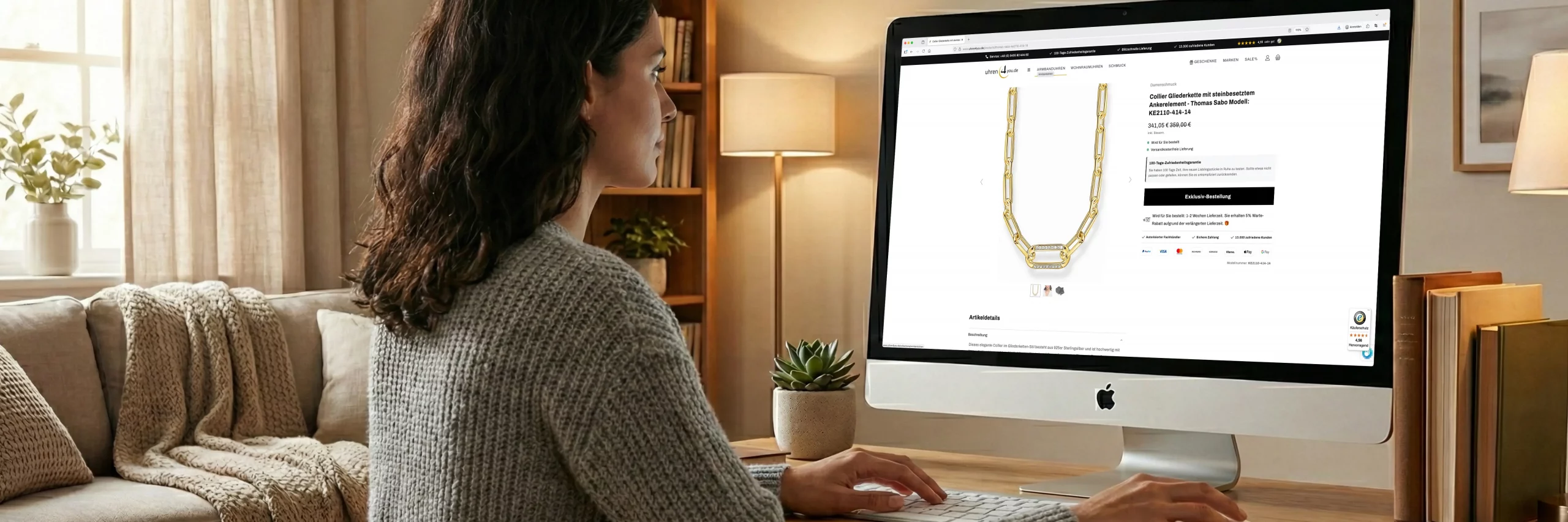 Kundin bedient eine Produktseite von uhren4you.de